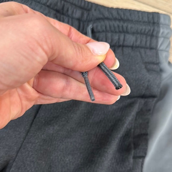 Under Armour Cold Gear Kid’s Black and Gray Sweatpants Joggers - Picture 8 of 12